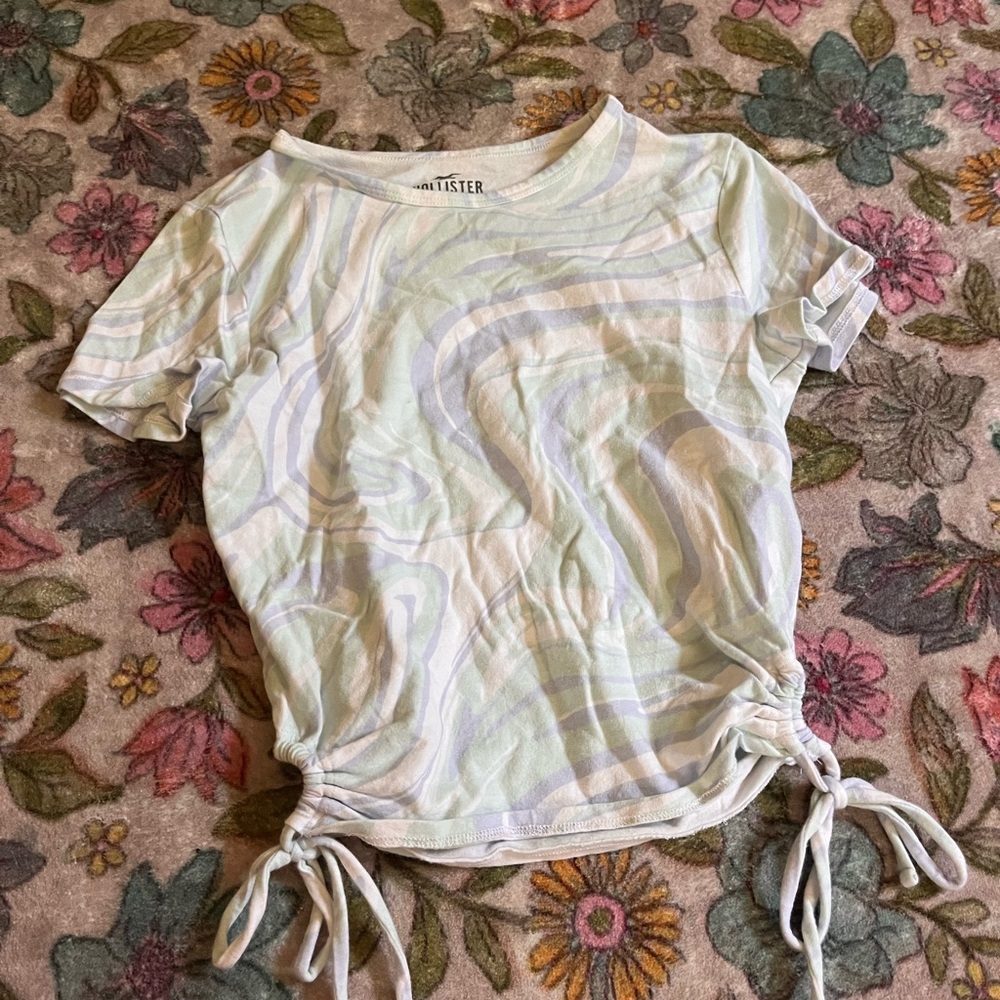 Hollister Women's white and blue top